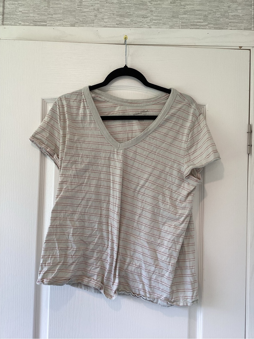 Universal Thread White V‑Neck Tee with Pink Stripes 2XL Guc